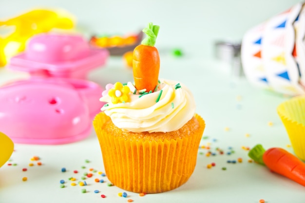 Cupcake drôle de Pâques avec des carottes de bonbons. Table de fête de célébration de Pâques.