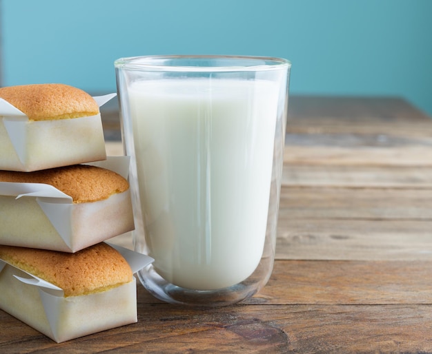 Cupcake fait à la main et verre de lait sur un fond en bois Copier l'espace