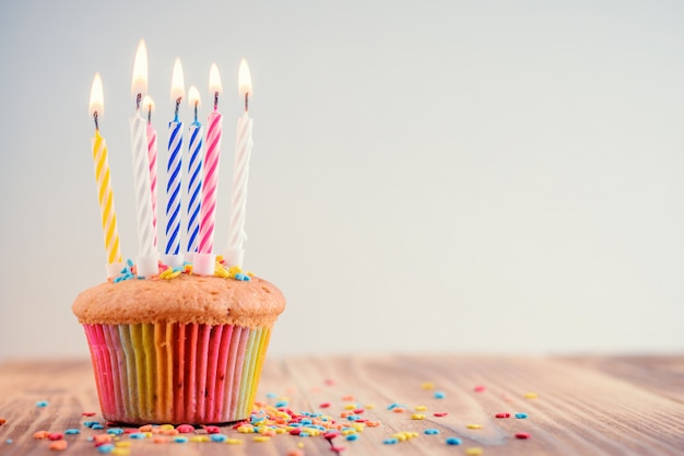 Cupcake de fête avec des bougies allumées