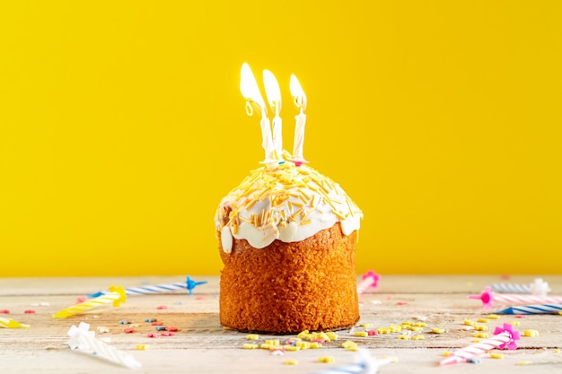 Cupcake de fête avec des bougies. Décorations pour un anniversaire ou des vacances.