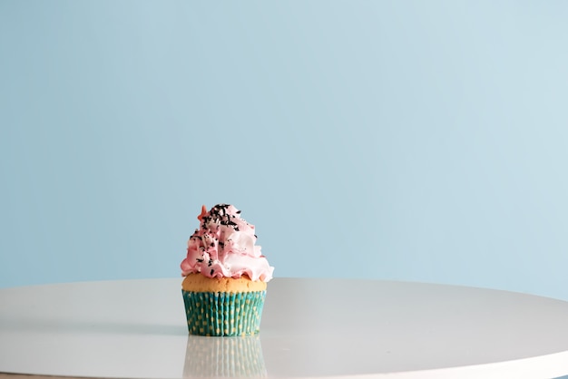 Cupcake avec glaçage à la crème rose sur table