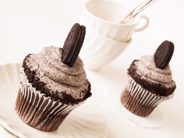 Photo cupcake gourmet oreo sur fond blanc.