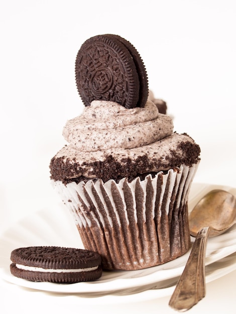 Cupcake Gourmet Oreo sur fond blanc.