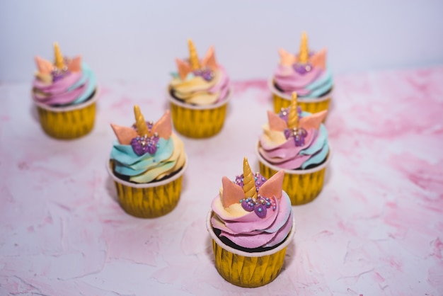 Photo cupcake licorne arc-en-ciel dans une tasse jaune