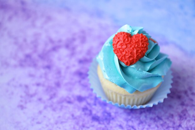 Cupcake lumineux savoureux sur fond de couleur