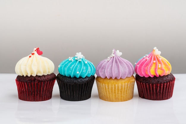 Cupcake mignon coloré varié sur fond blanc