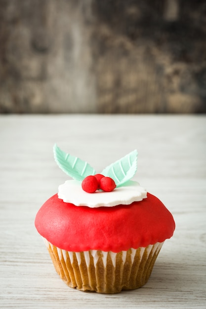 Cupcake de Noël sur fond de bois blanc