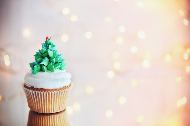 Cupcake de Noël avec des lumières sur fond