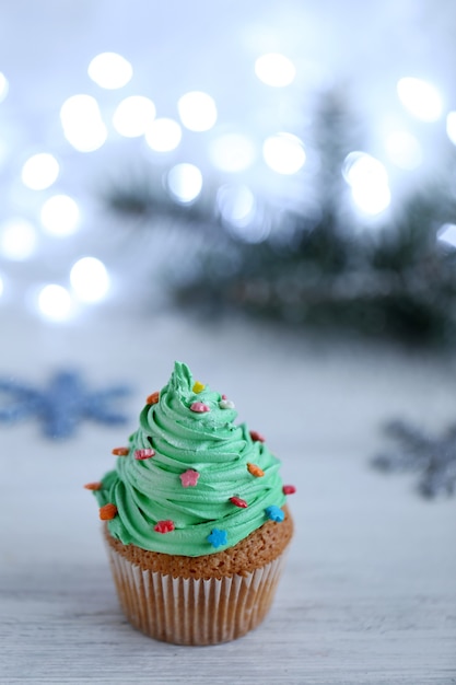 Cupcake de Noël avec des lumières sur fond