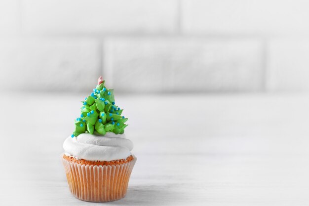 Cupcake de Noël sur une surface claire