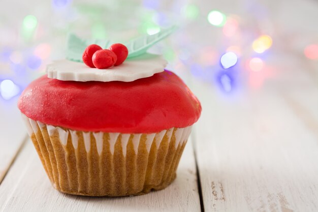 Cupcake de Noël sur une table en bois blanche