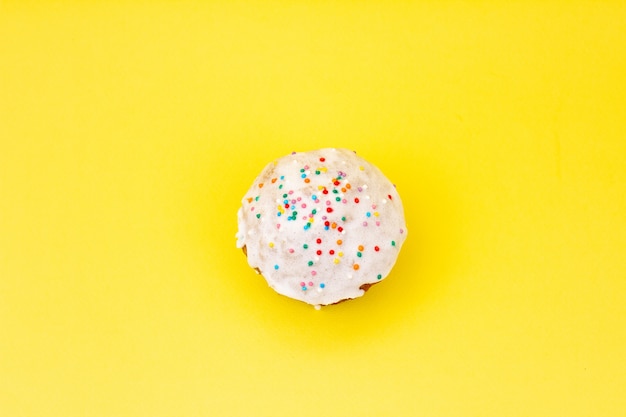 Cupcake de Pâques sur un mur pastel