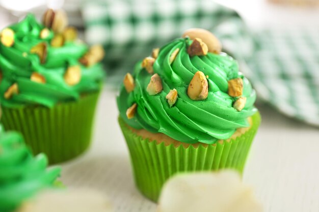 Cupcake pistache verte sur table