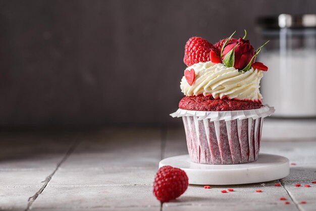 cupcake red velvet aux framboises et à la crème