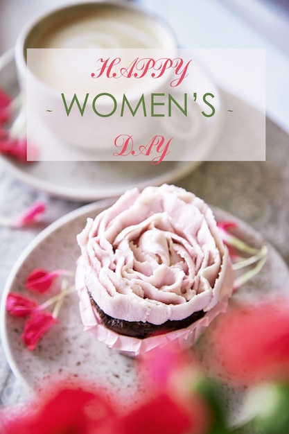 Cupcake rose esthétique avec fleurs et texte Happy Womens day Photo verticale