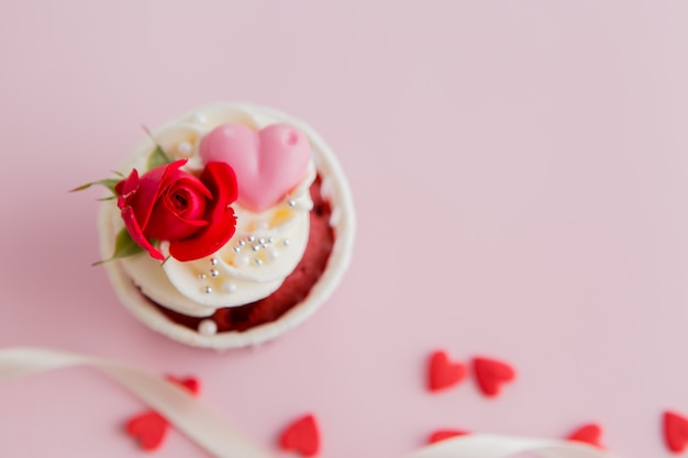 cupcake roses et coeurs sur une rose .. cupcakes au chocolat décorés de crème rose