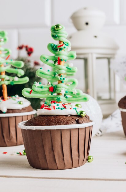 Cupcake de sapin de Noël au chocolat avec garniture de sucre coloré