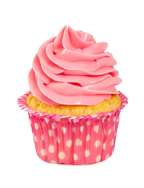 Cupcake savoureux avec crème rose isolé sur blanc