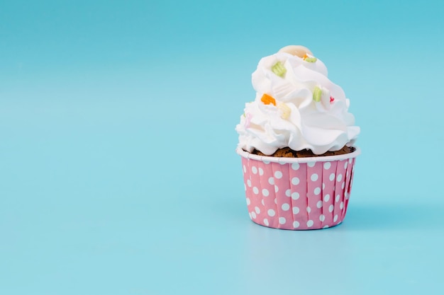 Photo cupcake savoureux sur fond bleu avec espace de copie