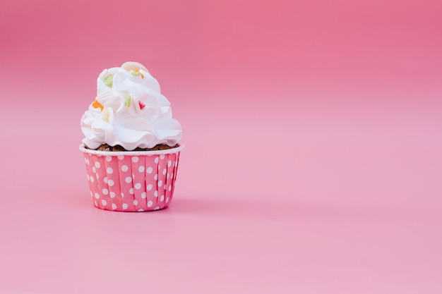 Cupcake savoureux sur fond rose avec espace de copie