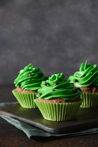 Cupcake savoureux de la Saint-Patrick avec crème fouettée verte