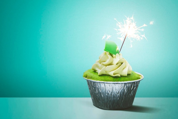 Cupcake savoureux vert avec feu d'artifice