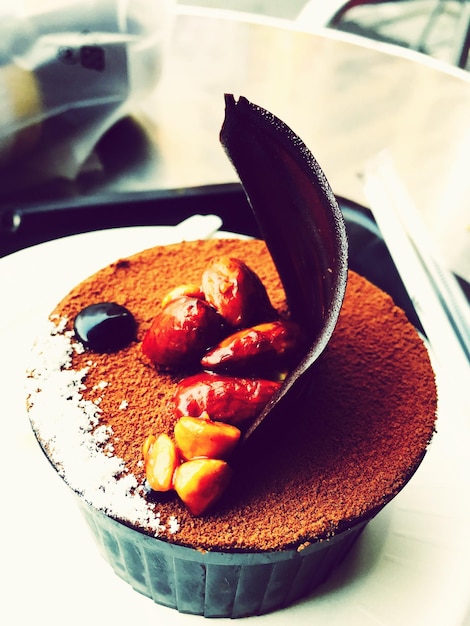 Photo un cupcake servi avec des noix de brésil