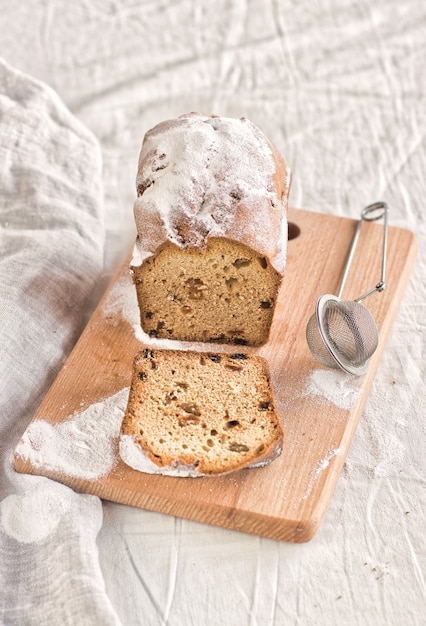 Cupcake sucré sur une planche en bois et nappe blanche