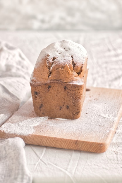 Cupcake sucré sur une planche en bois et nappe blanche