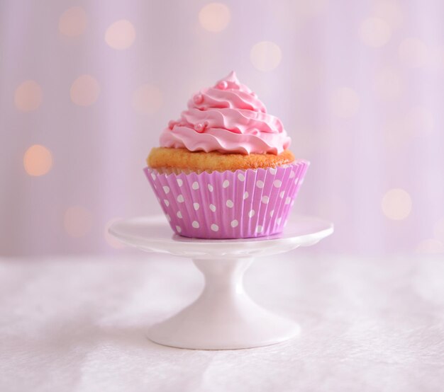 Cupcake sucré sur table sur fond clair