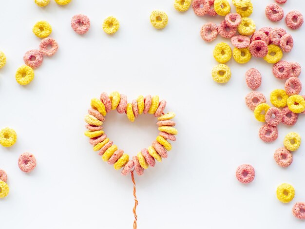 Cupcake toppers à base de céréales en forme d'anneau froot pour la Saint Valentin