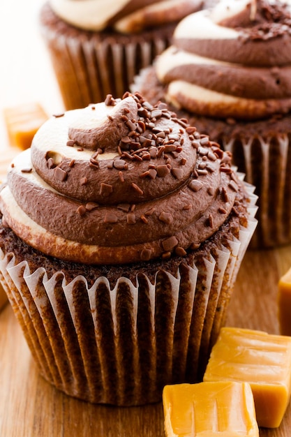 Cupcake tourbillon gourmand au chocolat et au caramel avec des pépites de chocolat.