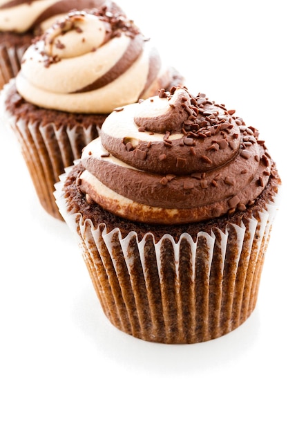 Cupcake tourbillon gourmand au chocolat et au caramel avec des pépites de chocolat.