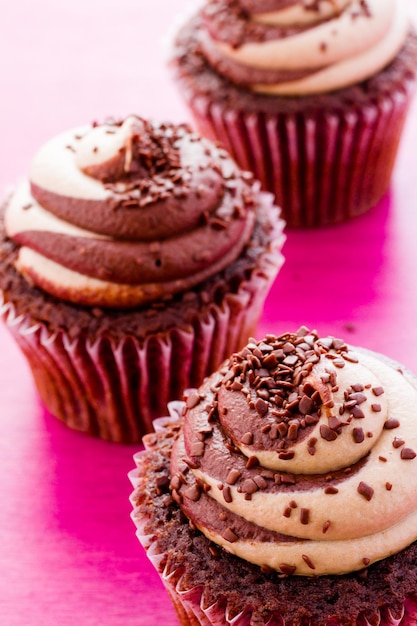 Cupcake tourbillon gourmand au chocolat et au caramel avec des pépites de chocolat.