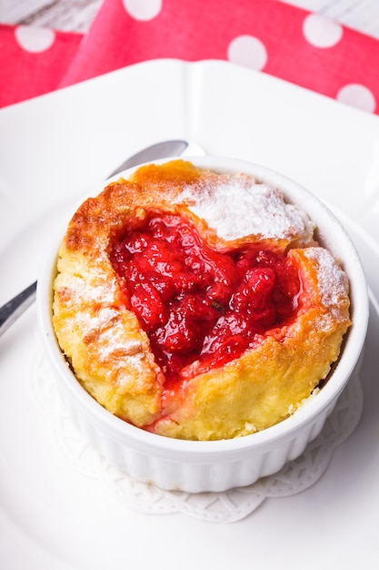 Cupcake avec trempette à la confiture de fraises en forme de coeur