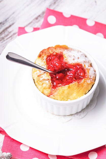 Cupcake avec trempette à la confiture de fraises en forme de coeur