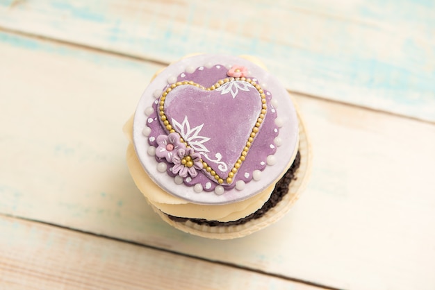 Cupcake unique avec coeur sur table en bois