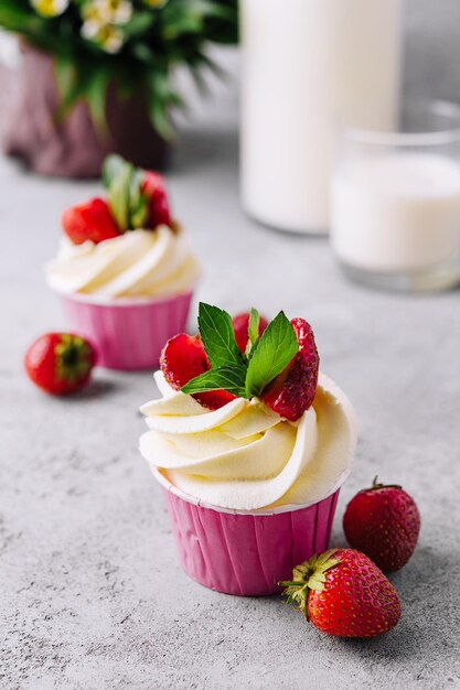 Cupcake vanille avec crème blanche et fraises