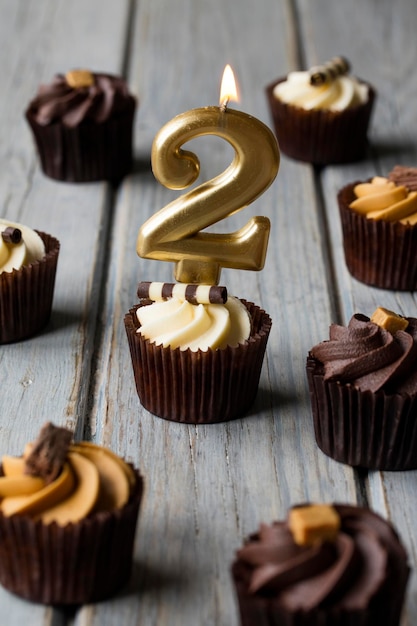 Cupcakes d'anniversaire de célébration du numéro 2 sur un fond en bois