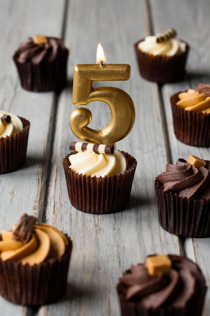 Cupcakes d'anniversaire de célébration du numéro 5 sur un fond en bois