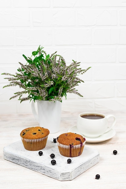 Cupcakes au cassis et feuilles de menthe sur une plaque blanche Mise au point sélective