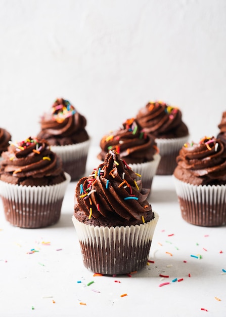 Cupcakes au chocolat et au cacao avec concept de fête des mères ou des pères