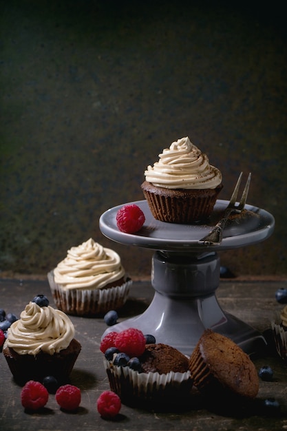 Cupcakes au chocolat sur béton