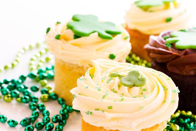 Cupcakes au chocolat blanc avec mousse blanche chic et glaçage à la crème au beurre blanc pour la Saint-Patrick.