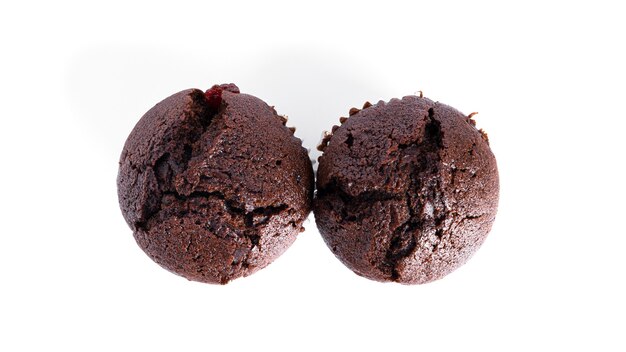 Cupcakes au chocolat avec confiture de cerises isolés sur fond blanc. Muffin au chocolat. photo de haute qualité