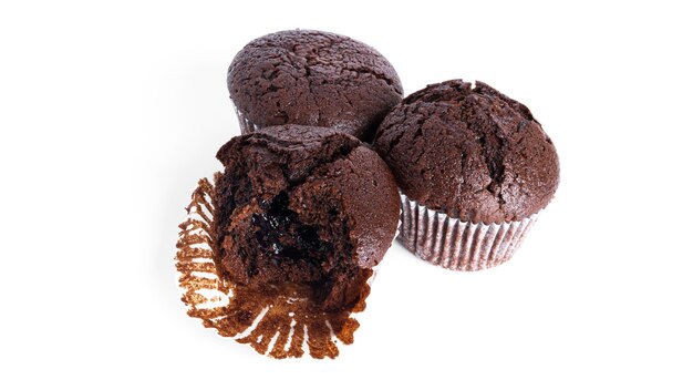 Cupcakes au chocolat avec confiture de cerises isolés sur fond blanc. Muffin au chocolat. photo de haute qualité
