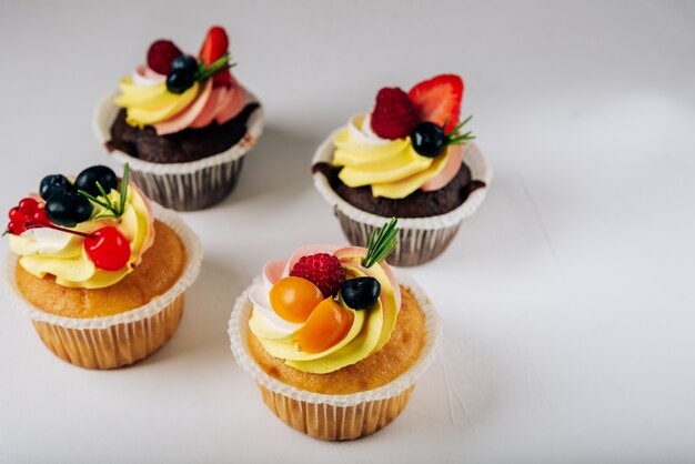 Cupcakes au chocolat avec crème et baies fraîches