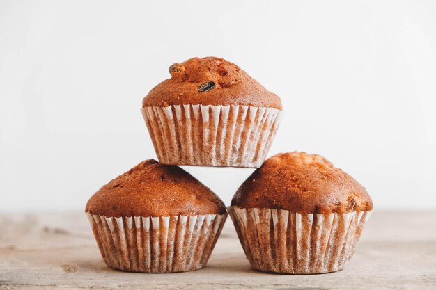 Cupcakes au chocolat sur fond de table en bois. Copie, espace vide pour le texte