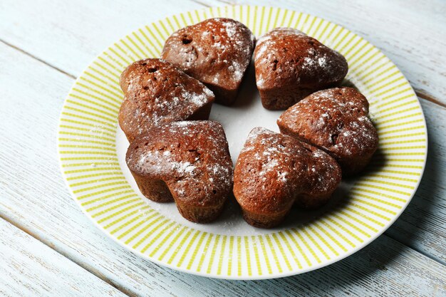 Cupcakes au chocolat maison sur table