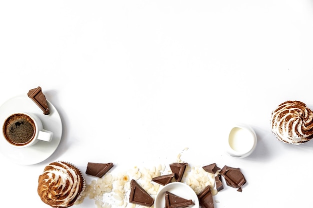 Cupcakes au chocolat noir et chocolat cacao avec une tasse de café noir chaud Espace pour le texte